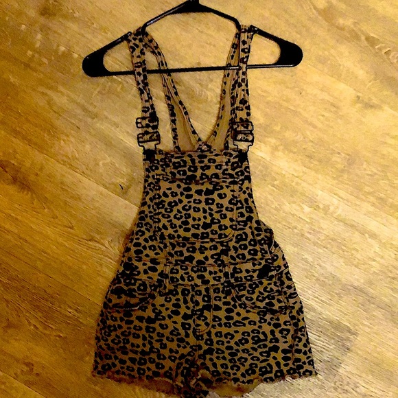 FASHION NOVA ANIMAL PRINT OVERALL SHORTS - Picture 3 of 7